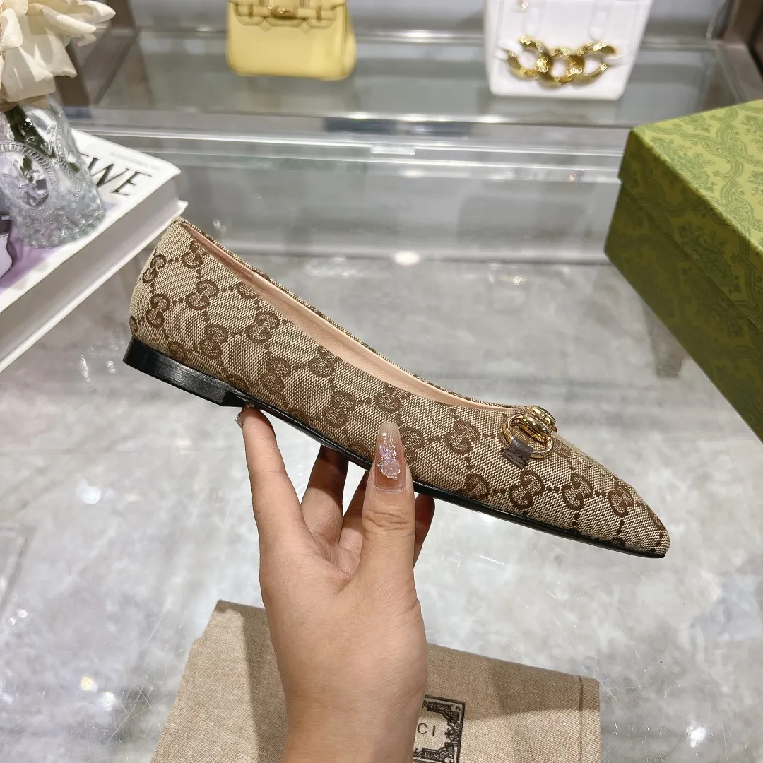 👟👟Ex-factory price 440👟👟 (genuine leather sole +40) Gucci Original GG canvas adds dazzling essence to these slingback pumps. Brown leather piping and light gold-toned hardware are complemented by beige and brown graphics. The pointed toe, elasticated straps and low heel all work together to create a comfortable fit. Upper: Made of first-layer imported patent cowhide/sheepskin lining. Outsole: Rubber non-slip outsole/genuine leather outsole. Size: 35-42 (34/41 42 customized, non-refundable)​